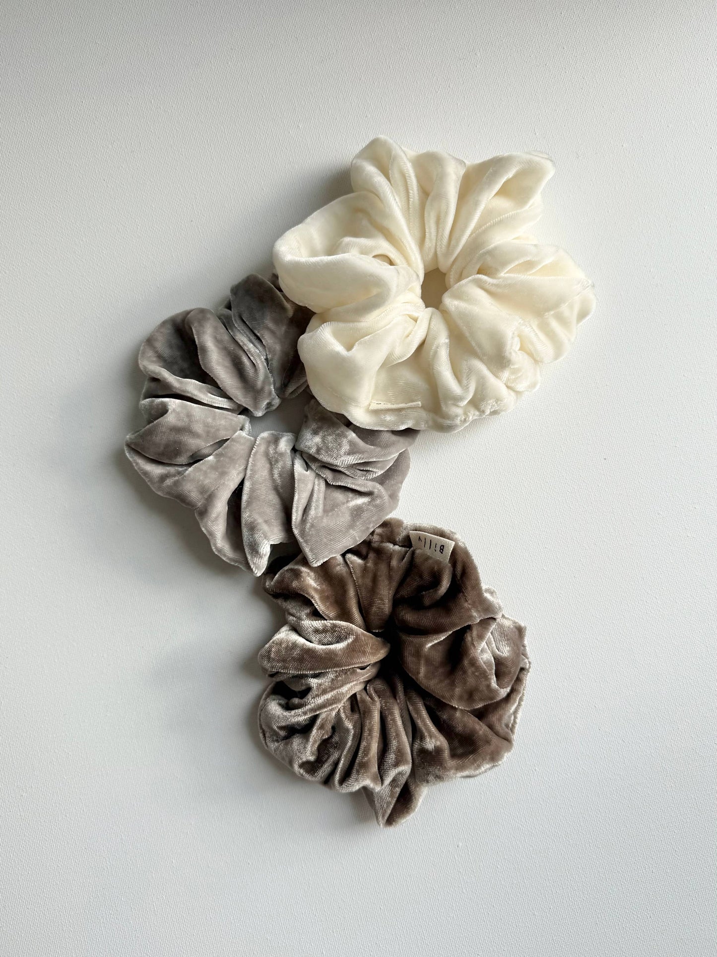 SILK VELVET SCRUNCHIES - neutral