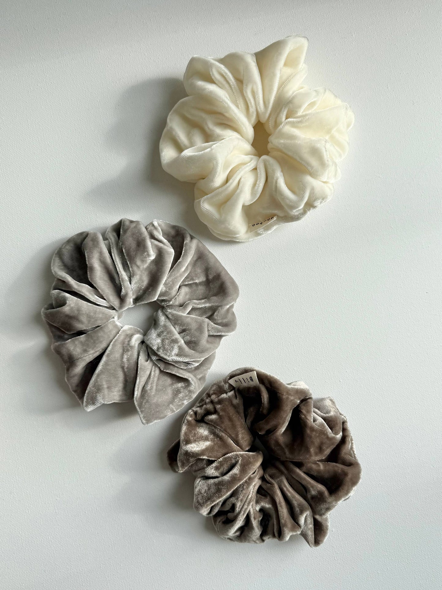 SILK VELVET SCRUNCHIES - neutral