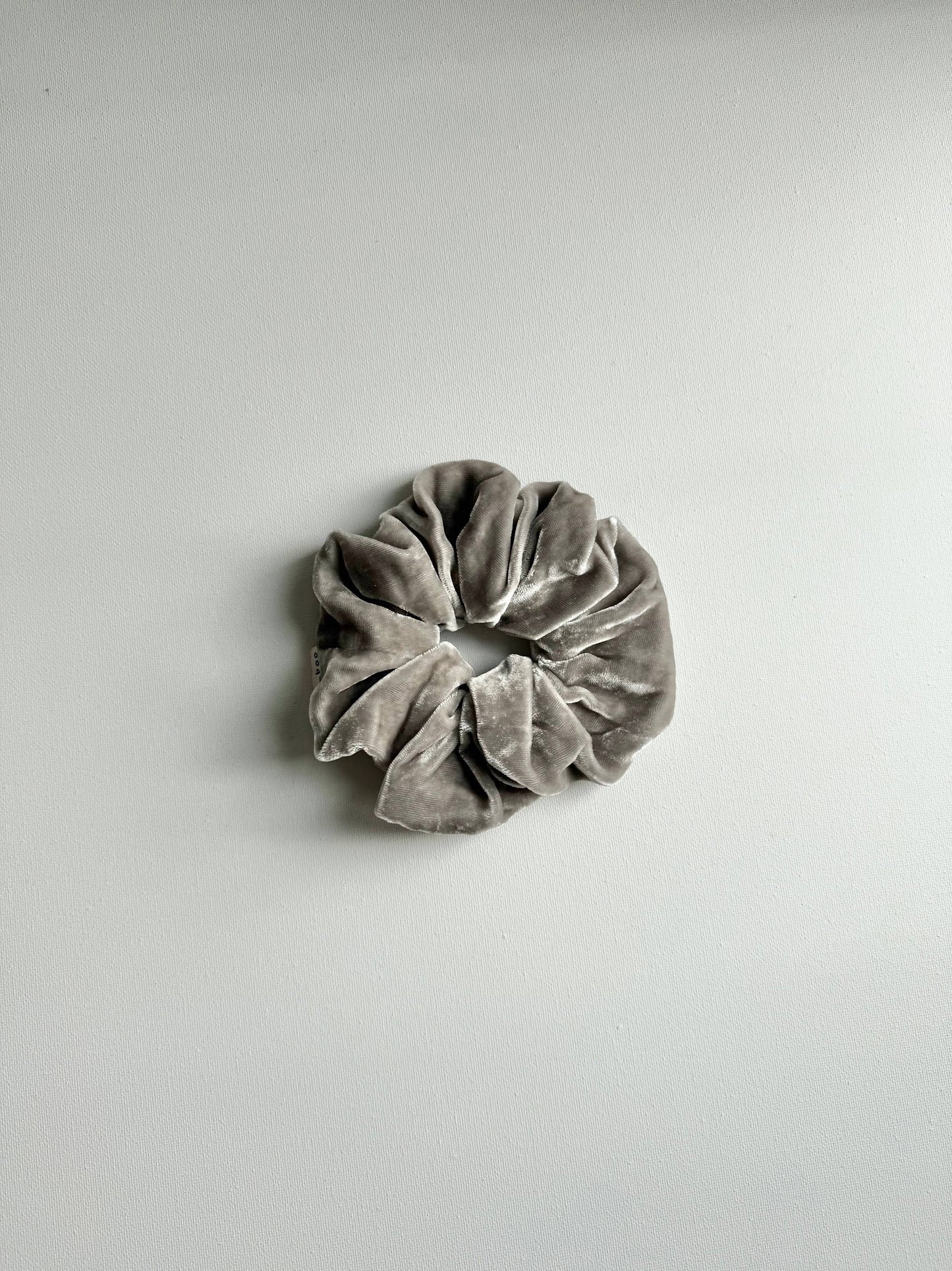 SILK VELVET SCRUNCHIES - neutral