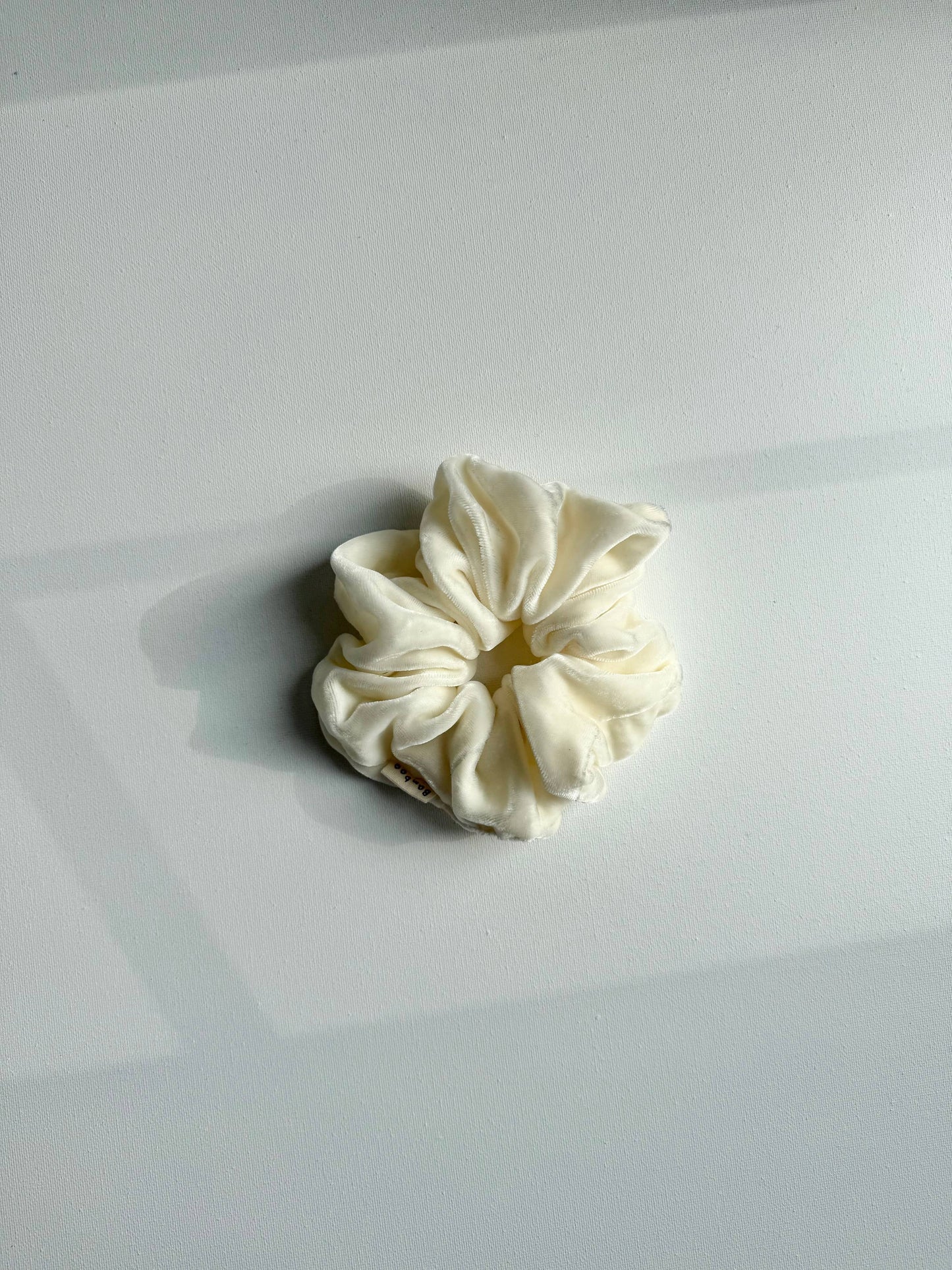 SILK VELVET SCRUNCHIES - neutral